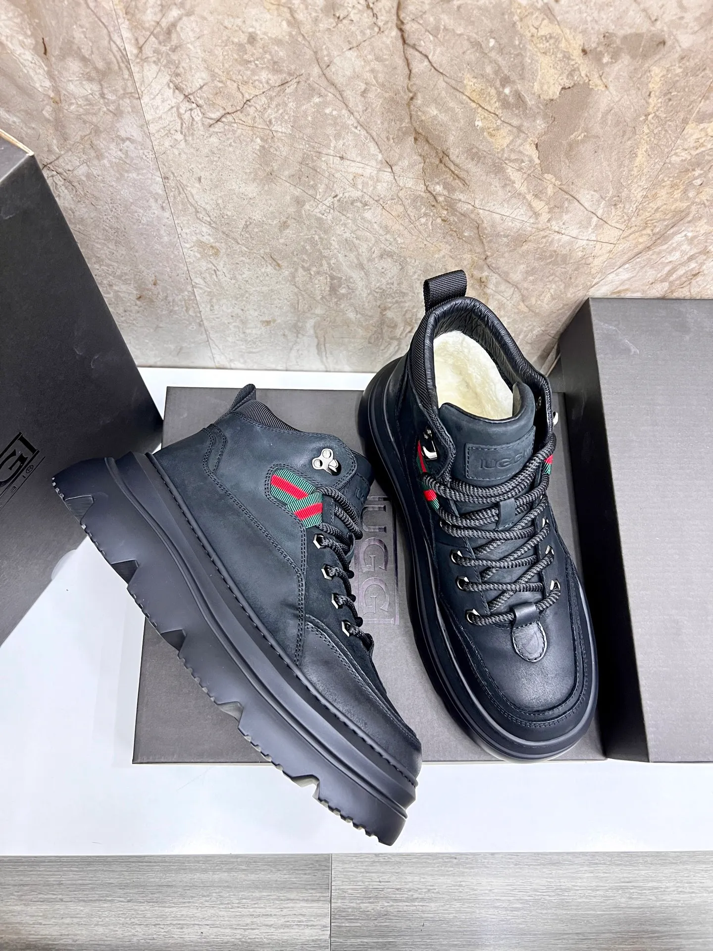 💰700 new UGG fur-integrated men's simple and fashionable snow shoes. The most worth buying at the end of this year are warm casual shoes. Whether you are out and about at home, their comfortable and warm performance will be your most suitable fashion companion! The material is cowhide upper and imported wool is used inside. Two layers of cowhide for warmth and comfort! The eva+ rubber patch outsole is cushioned, non-slip and wear-resistant, and has good elasticity. It is light and wear-resistant, comfortable and soft, and the new simple cut is more fashionable. It has both practicality and fashion sense, so you no longer have to worry about how to match it in winter, while still maintaining your fashionable taste. High-quality genuine wool produced in Dongguan. The material depends on the details! Size: 39-40-41-42-43-44